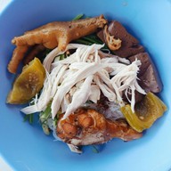 เมนูของร้าน ก๋วยเตี๋ยวไก่มะระ ตายงค์ คลอง 1 ธัญบุรี