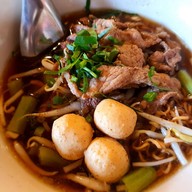 เมนูของร้าน ก๋วยเตี๋ยวหมูเลียงบ้านสะพานไม้