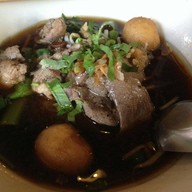 เมนูของร้าน ก๋วยเตี๋ยวหมูเลียงบ้านสะพานไม้