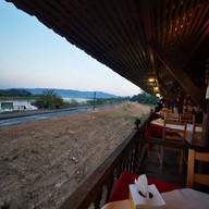 บรรยากาศ ร้านอาหารนางนวล ( ท่าจับปลาบึก )