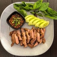 เฮียบอยข้าวคอหมูย่าง ตลาดหอแปดหลัง