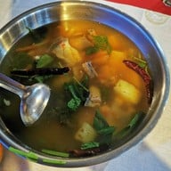 เมนูของร้าน ร้านอาหารนางนวล ( ท่าจับปลาบึก )