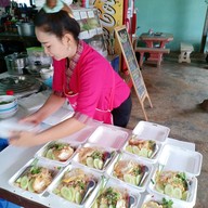 บรรยากาศ ร้านอาหารตามสั่งและก๋วยเตี๋ยวในตำนาน ร้านnoodles & Food ป้าศรี-ลุงสมชาย ตำบลศิลาแลง อำเภอปัว