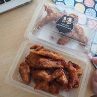 หนุ่ม&รัตน์ หมูทอดประมวญ อร่อยดี (สีลม32)