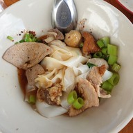 เมนูของร้าน ก๋วยเตี๋ยวเรือสายรุ้ง
