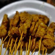 เมนูของร้าน หมูสะเต๊ะฮ่องเต้ คุณสุวรรณ์ ตลาดด่านศรีนครินทร์