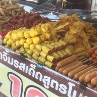 ลูกชิ้นทอดน้ำจิ้มสูตรโบราณ ลพบุรี