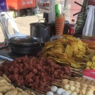 ลูกชิ้นทอดน้ำจิ้มสูตรโบราณ ลพบุรี