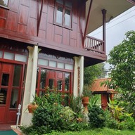 บ้านหลังวัง