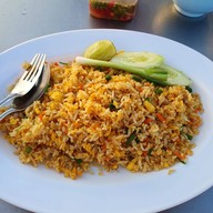 เมนูของร้าน ป.ข้าวผัดปู จ่าอืดเมืองชลบุรี หน้าศาล เทศบาลเมืองชลบุรี