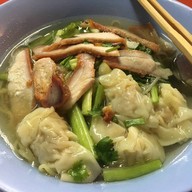 ชายสี่ บะหมี่เกี๊ยว หน้าโรงพยาบาลพิจิตร