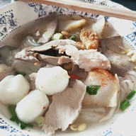 ก๋วยเตี๋ยวเจ๊นิ ริมน้ำ เจ้าเก่า