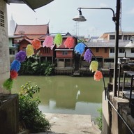 ก๋วยเตี๋ยวเจ๊นิ ริมน้ำ เจ้าเก่า