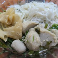 รสดี ก๋วยเตี๋ยวปลา หน้า รร.จีน
