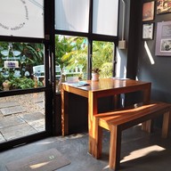 ที่นี่...นครแพร่ คอฟฟี่  (เปลี่ยนเป็น ปั๋นปอนด์) จะเปลี่ยนชื่อเป็นร้าน. ปั๋นปอนด์