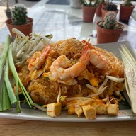 ผัดไทยไฟท์เตอร์ ผัดไทเส้นจันท์ หอยทอดแป้งกรอบ 3 รส