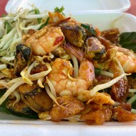 ผัดไทยไฟท์เตอร์ ผัดไทเส้นจันท์ หอยทอดแป้งกรอบ 3 รส