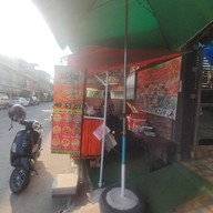 หน้าร้าน ลัค พิซซ่า ถนนพระทรง