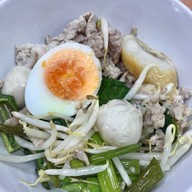 เมนูของร้าน ก๋วยเตี๋ยวต้มยำหมูบะช่อ (สูตรคุณยาย)