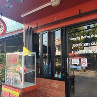 หน้าร้าน ลัค พิซซ่า ถนนพระทรง