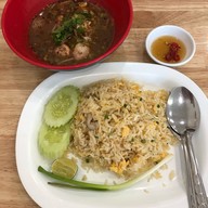 แป๊ะข้าวผัดปู กะเพราปู หอมกลิ่นกระทะเหล็ก