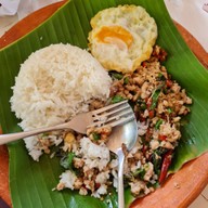 กระเพราในตำนาน สวนกระแส ต.งิ้วราย อ.นครชัยศรี จ.นครปฐม