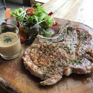 เมนูของร้าน White Wall Riverfront Café