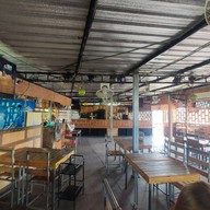 บรรยากาศ ร้าน รับลมชมน้ำ