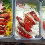 มาลีเป็ดย่าง-หมูกรอบ หน้าโรงแก้ว