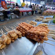 เจ๊ตึ๋งลูกชิ้นปิ้ง ตลาดนัดหาดวอน เปิดเฉพาะ วันจันทร์ กับ วันศุกร์