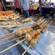 เจ๊ตึ๋งลูกชิ้นปิ้ง ตลาดนัดหาดวอน เปิดเฉพาะ วันจันทร์ กับ วันศุกร์