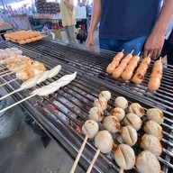 เจ๊ตึ๋งลูกชิ้นปิ้ง ตลาดนัดหาดวอน เปิดเฉพาะ วันจันทร์ กับ วันศุกร์