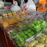 แดง ขนมจีบ ขนมถ้วย สีคิ้ว