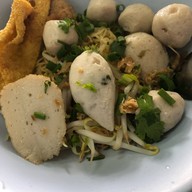 เมนูของร้าน ก๋วยเตี๋ยวลูกชิ้นปลาอาไต๋ ทวีวัฒนา ขาหมูทอง 5
