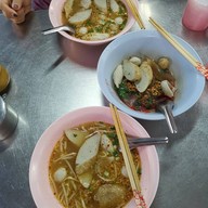 เล่าซา (คลองเตย) ก๋วยเตี๋ยวลูกชิ้นปลา คลองเตย