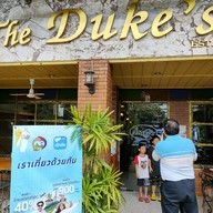 หน้าร้าน The Duke's ริมน้ำปิง