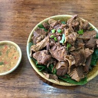 เมนูของร้าน ก๋วยเตี๋ยวเรือเน้นเครื่อง ซอยหลังแขวงสาขา1