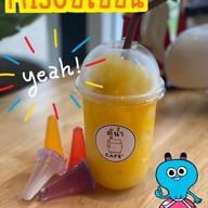 ร้านตู้น้ำ คาเฟ่ หน้าโรงเรียนนารี