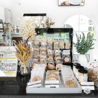 บรรยากาศ Petits Fours Cafe &  Studio เปอติฟูร์ คาเฟ่ แอนด์ สตูดิโอ เชียงใหม่