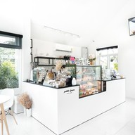 บรรยากาศ Petits Fours Cafe &  Studio เปอติฟูร์ คาเฟ่ แอนด์ สตูดิโอ เชียงใหม่