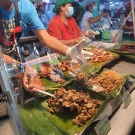 หน้าร้าน อี๊ดข้าวเหนียวหมู ตลาดนัดทุ่งปอ