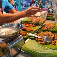 บรรยากาศ อี๊ดข้าวเหนียวหมู ตลาดนัดทุ่งปอ