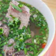 ครัว ครูนงค์ หมูทอดแจ่วปลาร้า (ส้มตำ) บางหัวเสือ