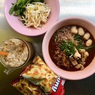 เมนูของร้าน ก๋วยเตี๋ยวเรือเฉินหลง ถนนแสงจันทร์