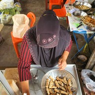 บรรยากาศ กล้วยทอดป้าฉุ้น กันตัง