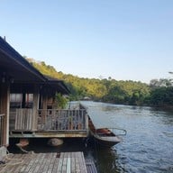 โรงแรมริเวอร์แคววิลเลจ