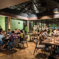 บรรยากาศ KIRA Modern Thai Brasserie and Bar