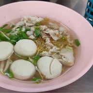 ก๋วยเตี๋ยวลูกชิ้นข้างวัดพระศรี