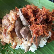 ข้าวเหนียวหมูห่อใบตองตลาดศรีเมือง