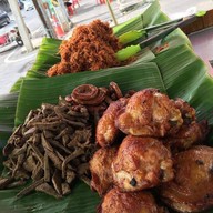 ข้าวเหนียวหมูห่อใบตองตลาดศรีเมือง